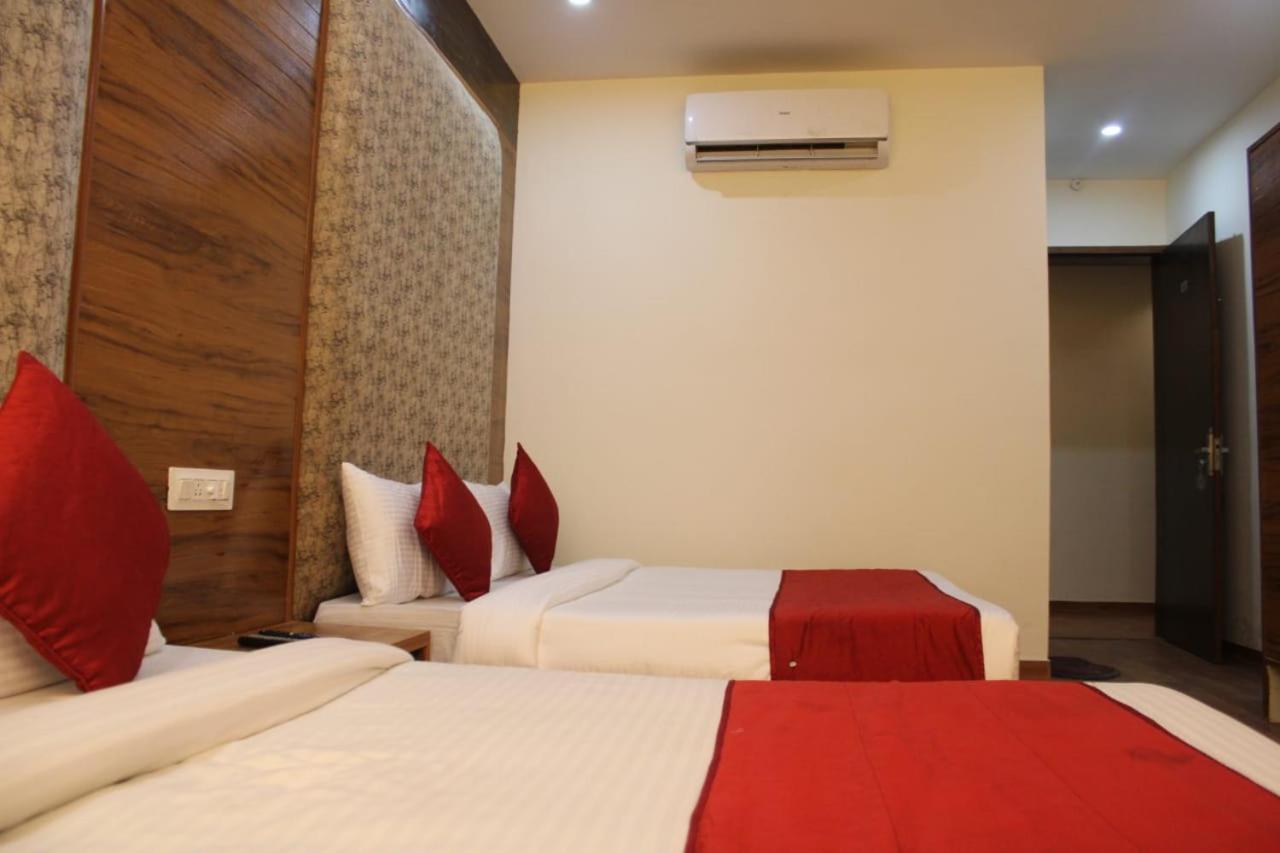 Hotel Black Diamond Zirakpur Bus Stand Екстериор снимка